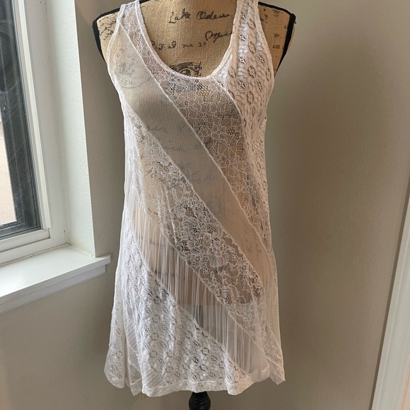 Ver’E’Ne Lace dress. Medium. - Picture 2 of 5